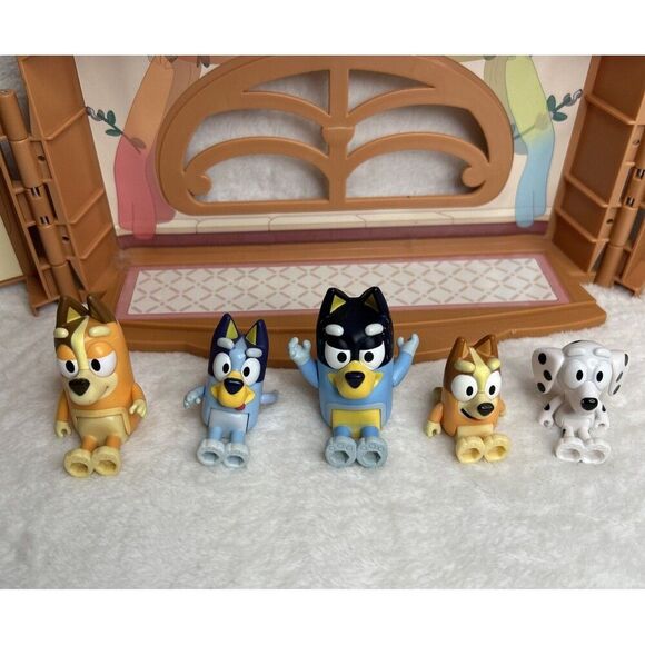 Bluey Calypso's School Playset Case Figure Dollhouse With Figures - Picture 2 of 9